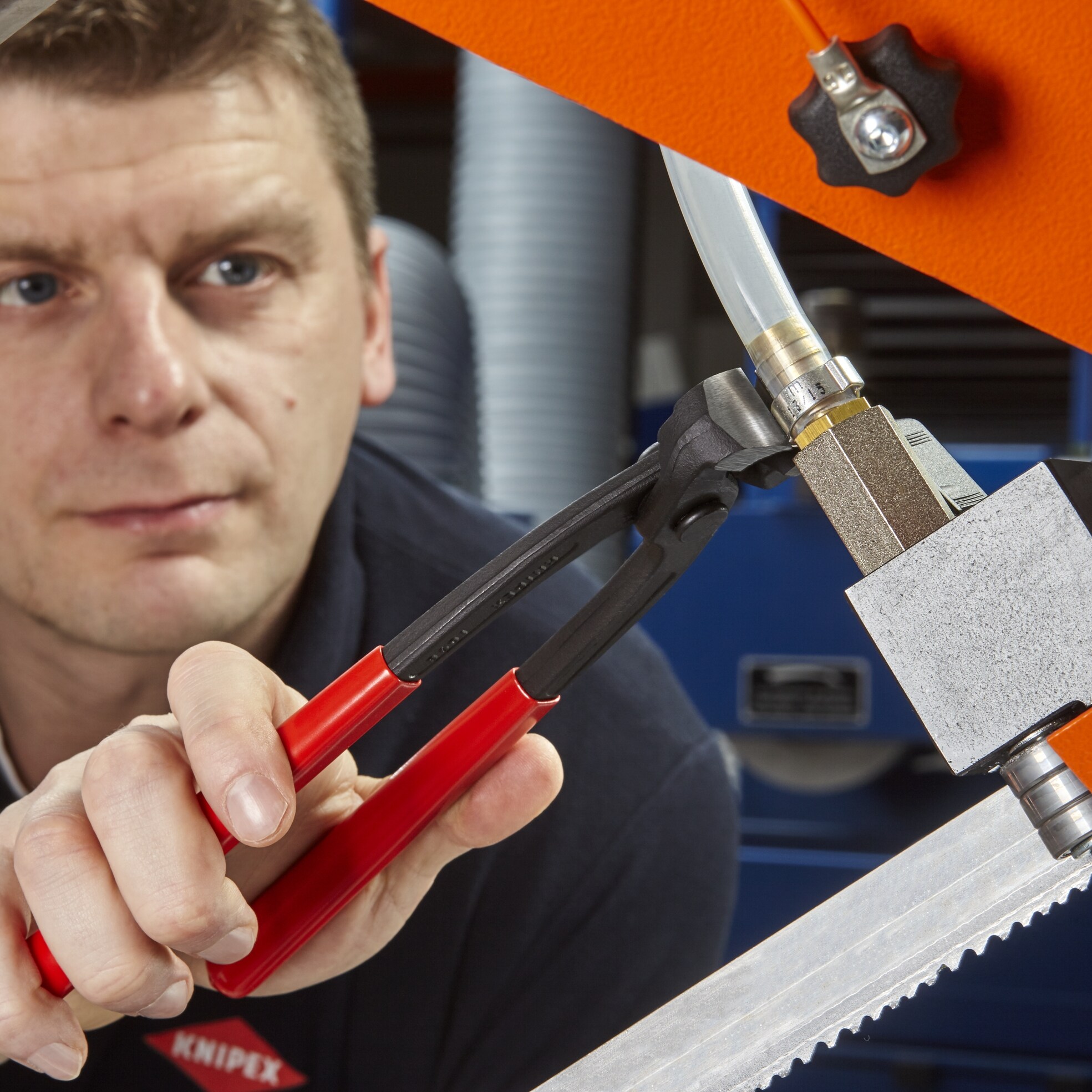 KNIPEX 8.85 pulgadas Rojo Cromo Acero al Cromo Vanadio Multiherramienta para Automóviles con Mango Sumergido - 10 98 I220