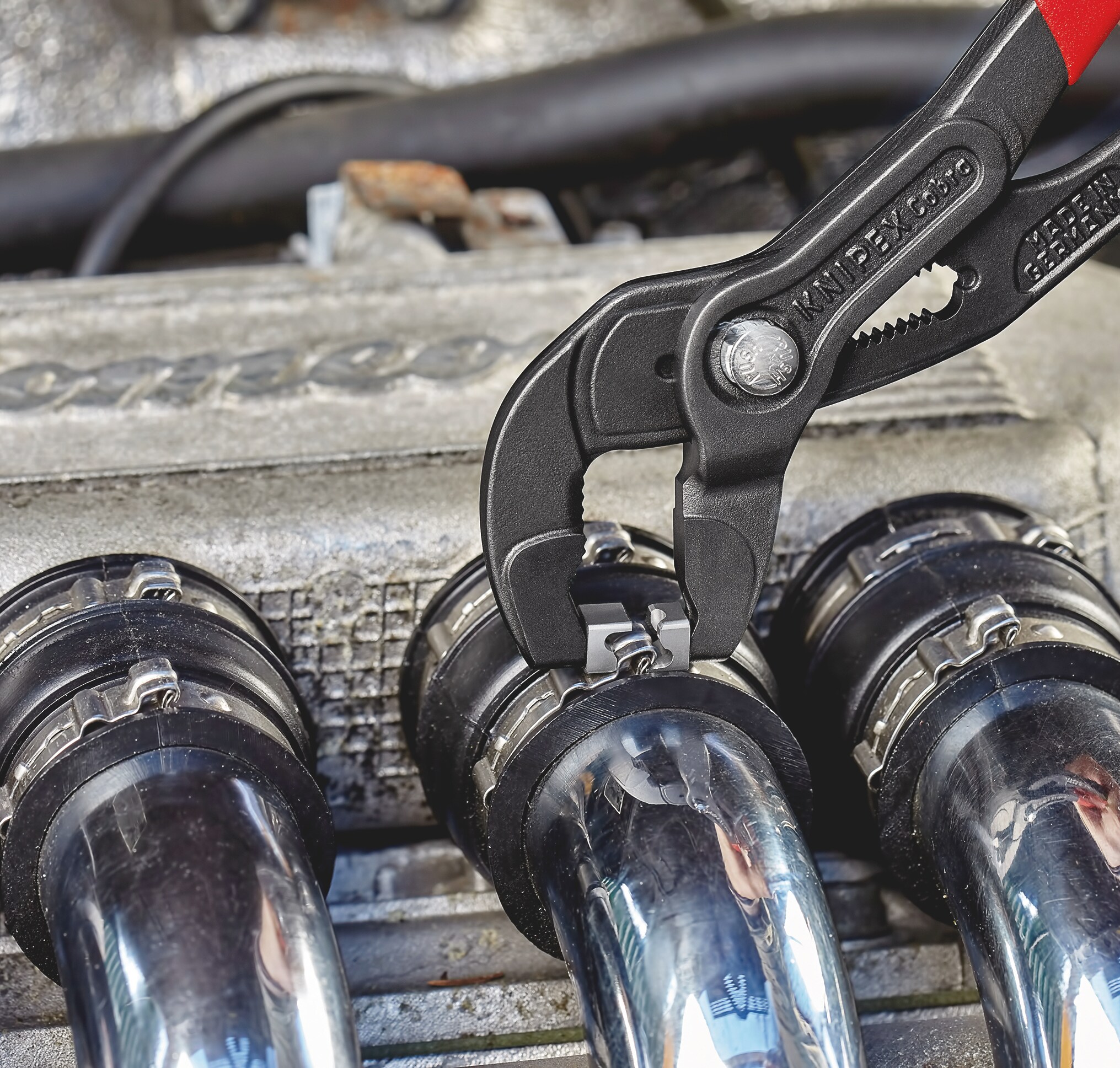 KNIPEX 9.9 pulgadas Pinzas de lengüeta y ranura para aplicaciones automotrices con puntas giratorias y mordazas con botón operado - 85 51 250 C