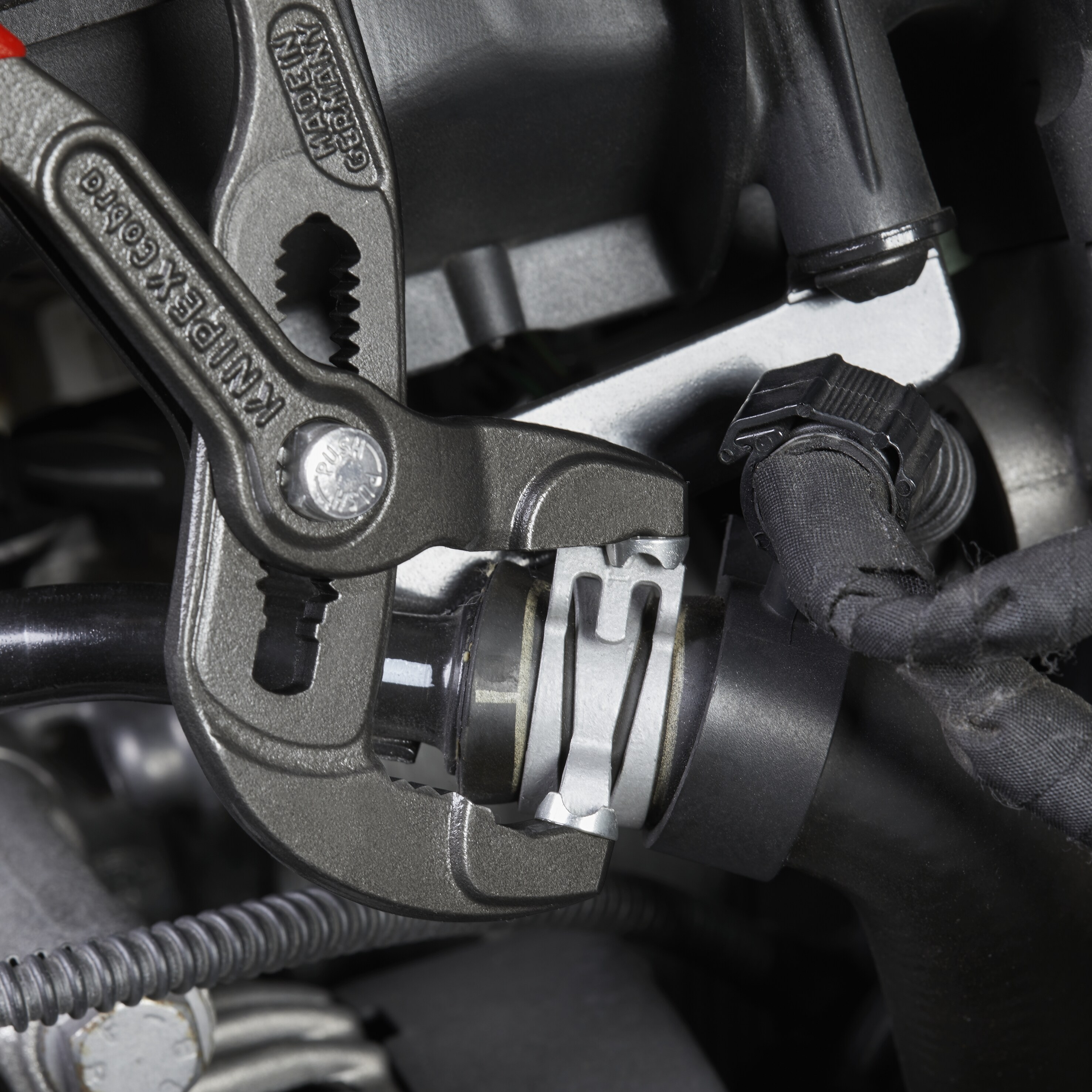 Pinzas de lengüeta y ranura de 7.5 pulgadas KNIPEX con mango recubierto para aplicaciones automotrices - 85 51 180 A