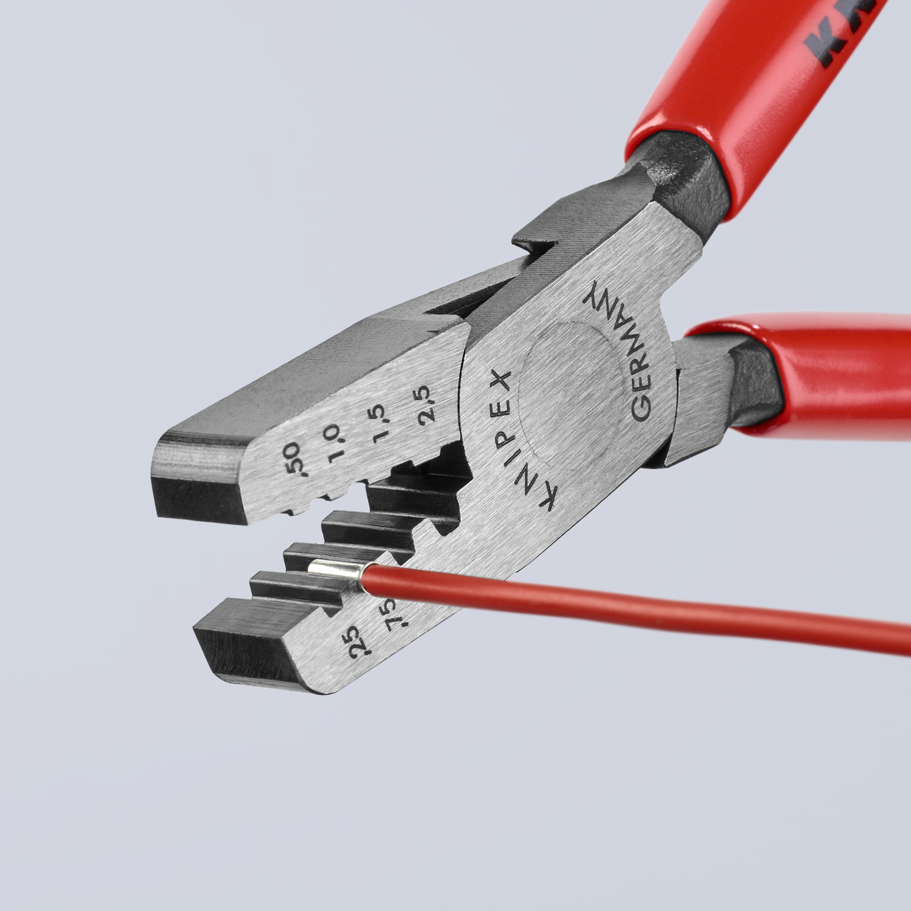 KNIPEX Prensadora Roja KNIPEX de 5.85 pulgadas para terminales (férulas) - Capacidad de 0.25 a 2.5 mm2 - 97 61 145 A