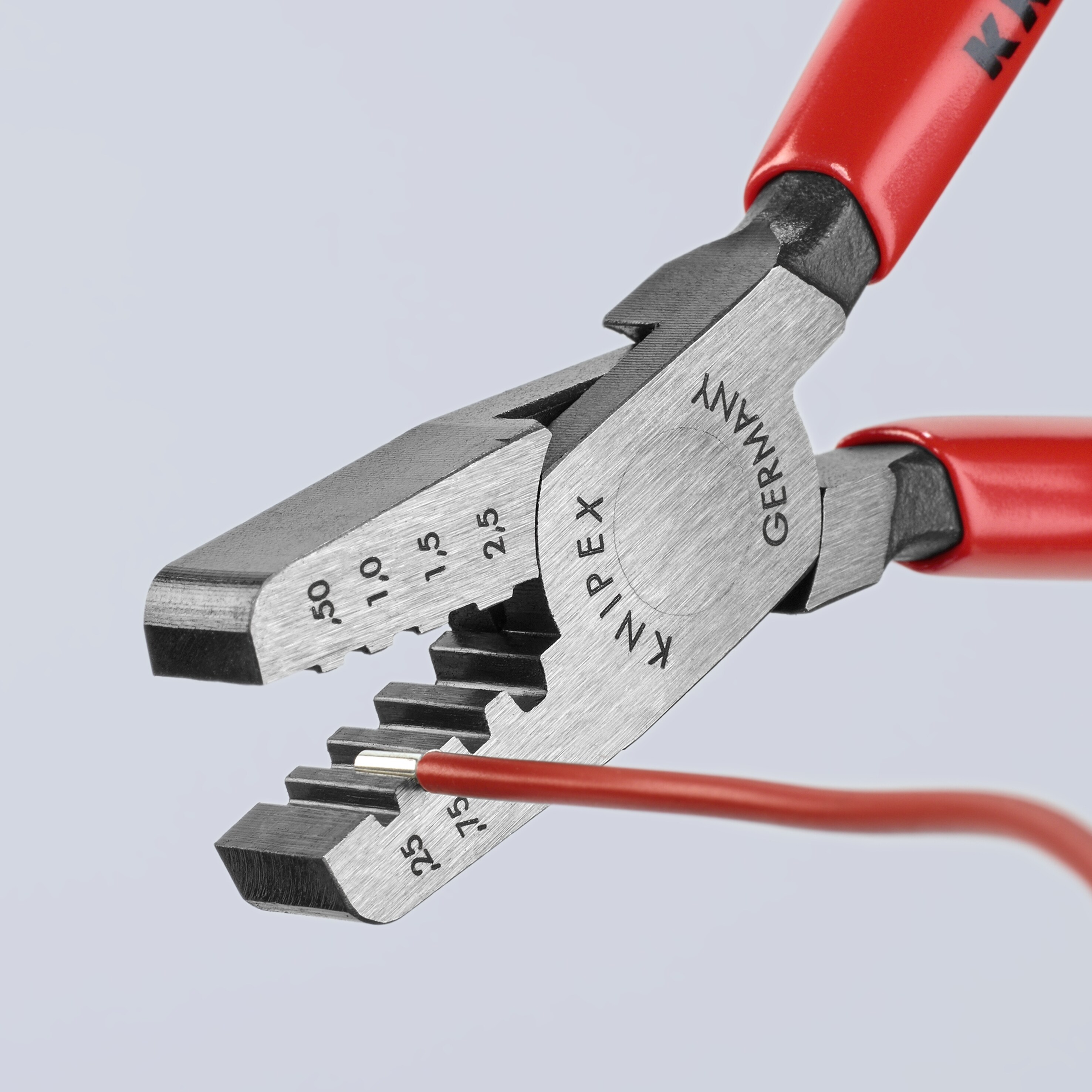 KNIPEX Prensadora Roja KNIPEX de 5.85 pulgadas para terminales (férulas) - Capacidad de 0.25 a 2.5 mm2 - 97 61 145 A
