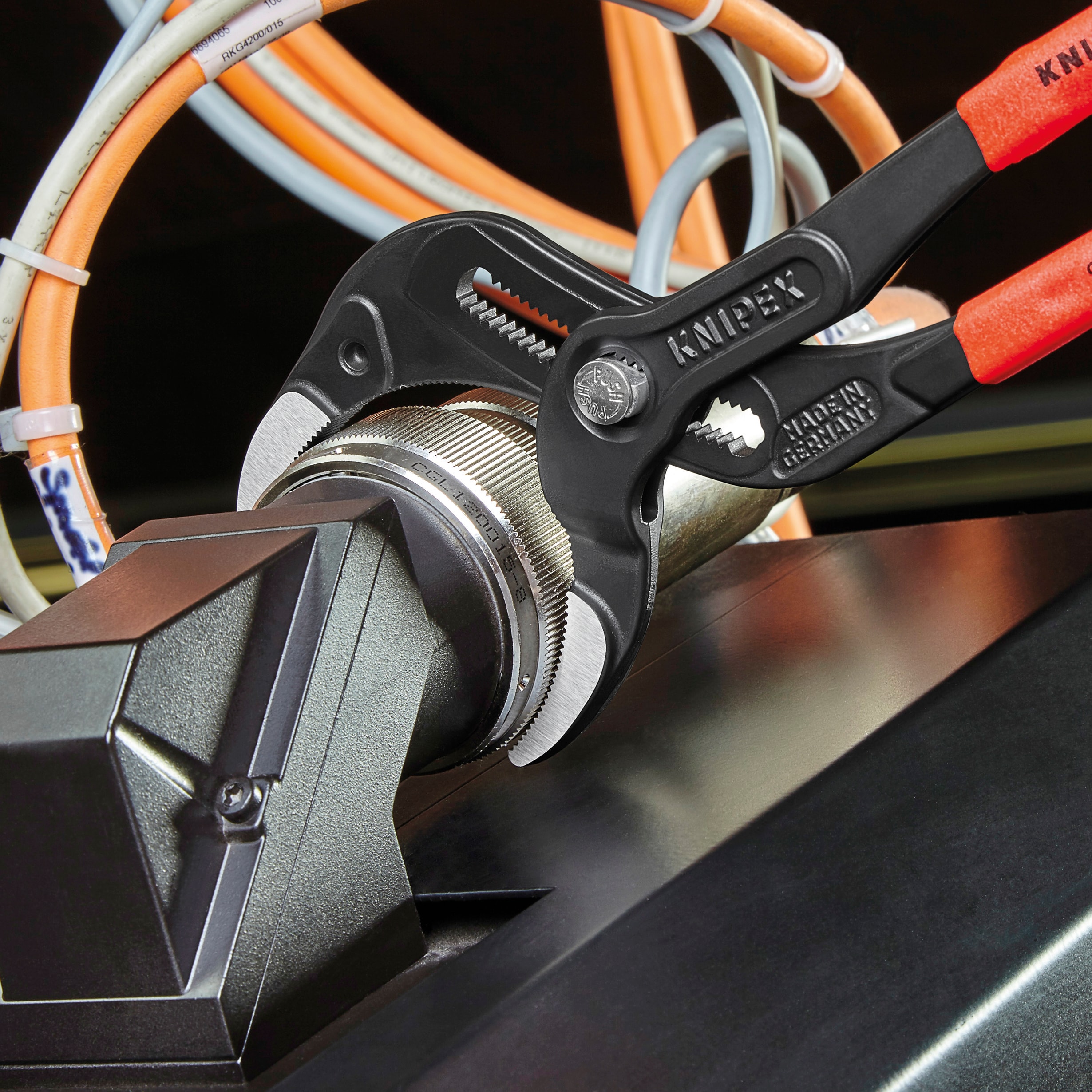 Pinzas de lengua y ranura KNIPEX de 10.05 pulgadas con múltiples colores/acabados - Ideal para juntas de tuberías de plástico - Diseño de junta en caja - 25 posiciones de ajuste - 81 01 250 SBA.