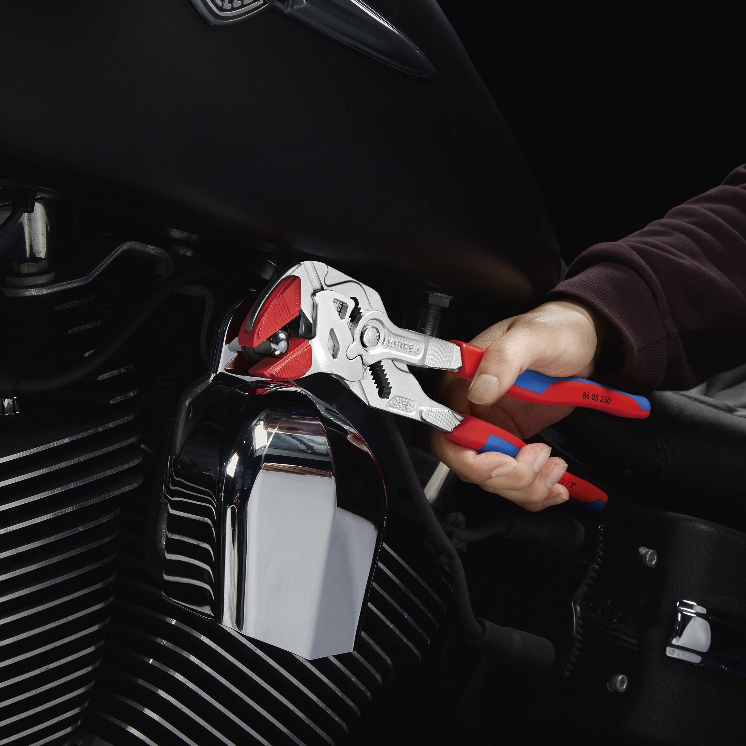 KNIPEX Llave de Prensa de 10.43 pulgadas y pinzas de lengüeta y ranura - 86 05 250