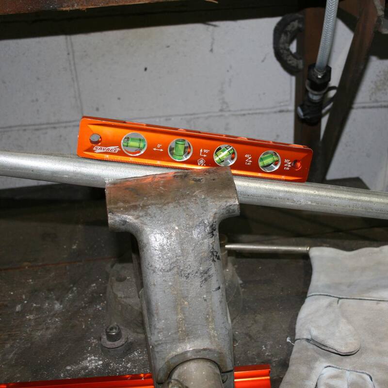 Nivel de precisión digital de aluminio Swanson de 9 pulgadas con imán y 4 burbujas, regla grabada y borde recto - TL043M