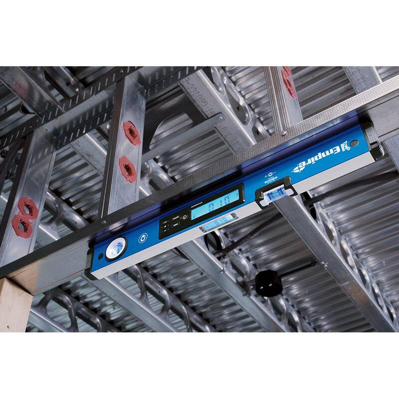 Nivel de caja de viga digital magnético True Blue de 24 pulgadas en Milwaukee con regla de borde recto de aluminio de 72 pulgadas - EM105.24-4006
