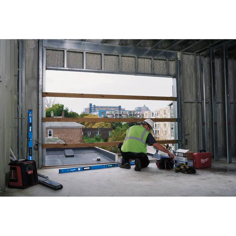 Nivel de caja de viga digital magnético True Blue de 24 pulgadas en Milwaukee con regla de borde recto de aluminio de 72 pulgadas - EM105.24-4006