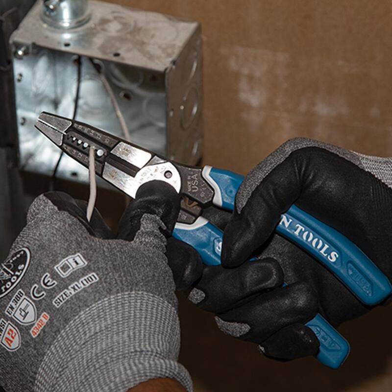 Herramienta multitarea Klein-Kurve de Klein Tools para pelar, cortar y crimpar alambre pesado, calibre 8-20 - K12065CRSEN.