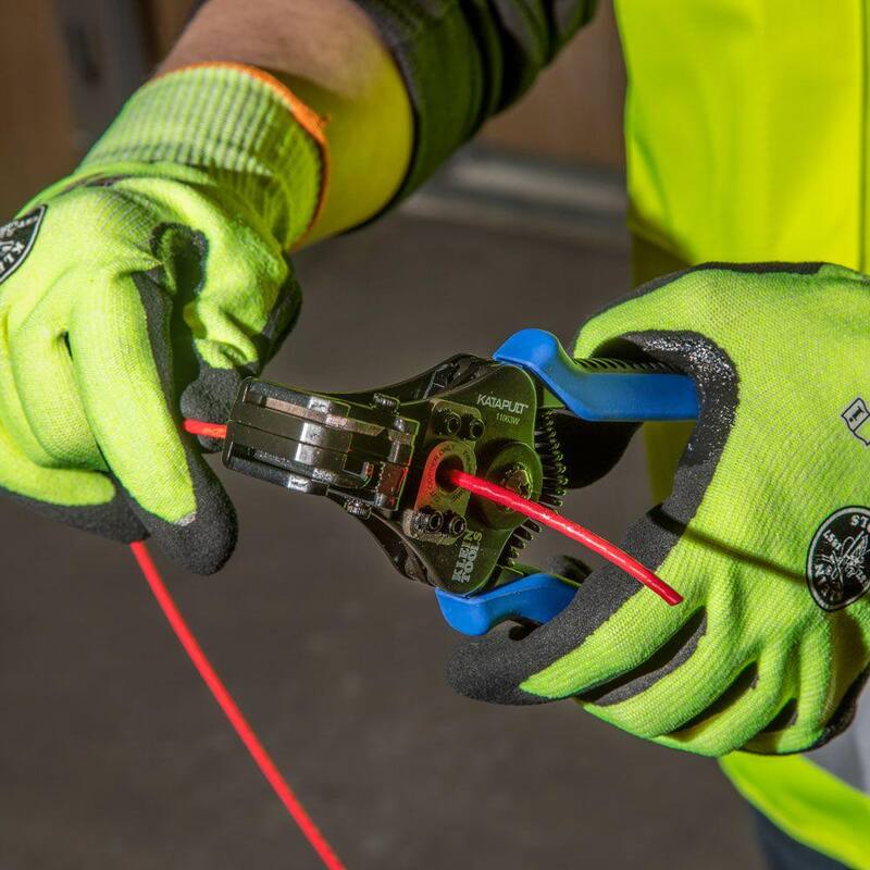Herramienta cortadora y peladora de alambre Katapult de Klein Tools para alambre sólido de 8-20 AWG y alambre trenzado de 10-22 AWG - 11063W