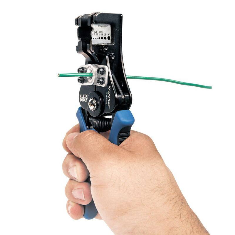 Herramienta cortadora y peladora de alambre Katapult de Klein Tools para alambre sólido de 8-20 AWG y alambre trenzado de 10-22 AWG - 11063W