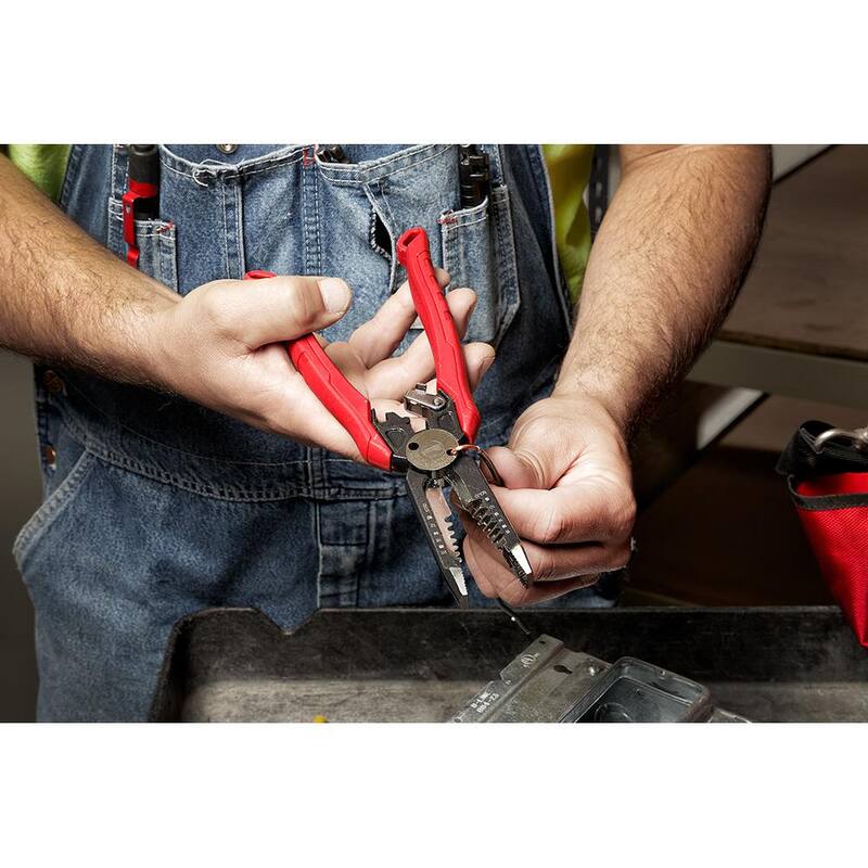Milwaukee 9 pulgadas 7 en 1 Combinación de pelacables y cortadores de alambre y destornillador de 13 en 1 con mango acolchado - 48-22-3078-48-22-2880