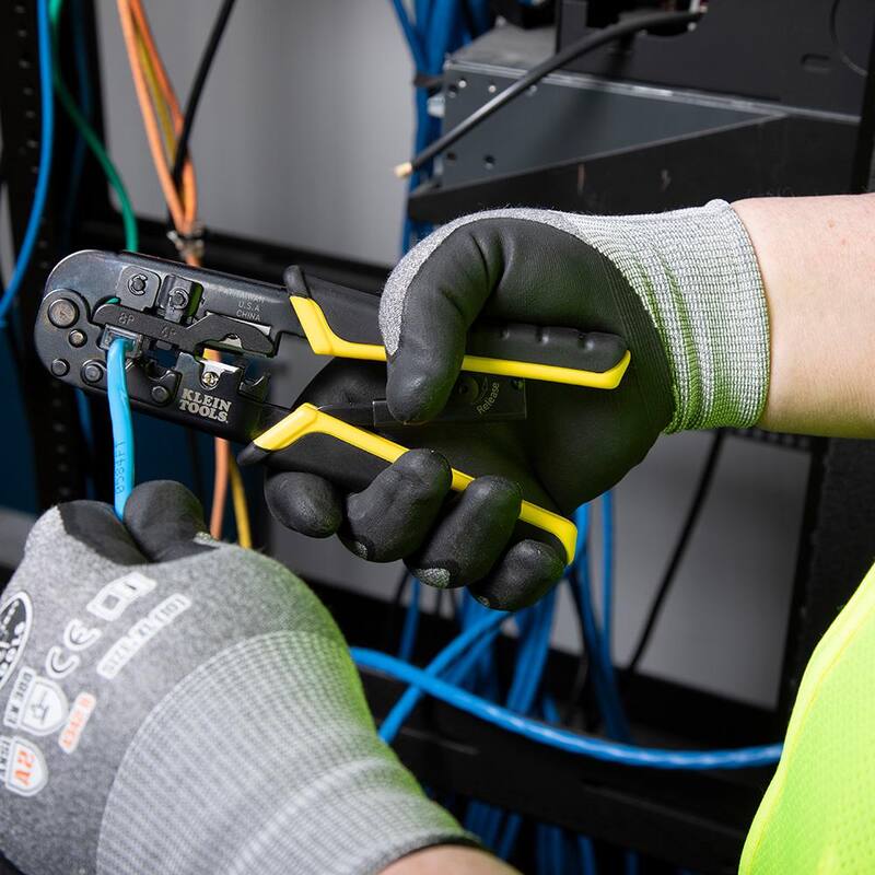 Herramienta de engarzado, pelado y corte para cables de datos con trinquete de Klein Tools, Ethernet RJ45, Datos/Voz/Video - VDV226011SEN
