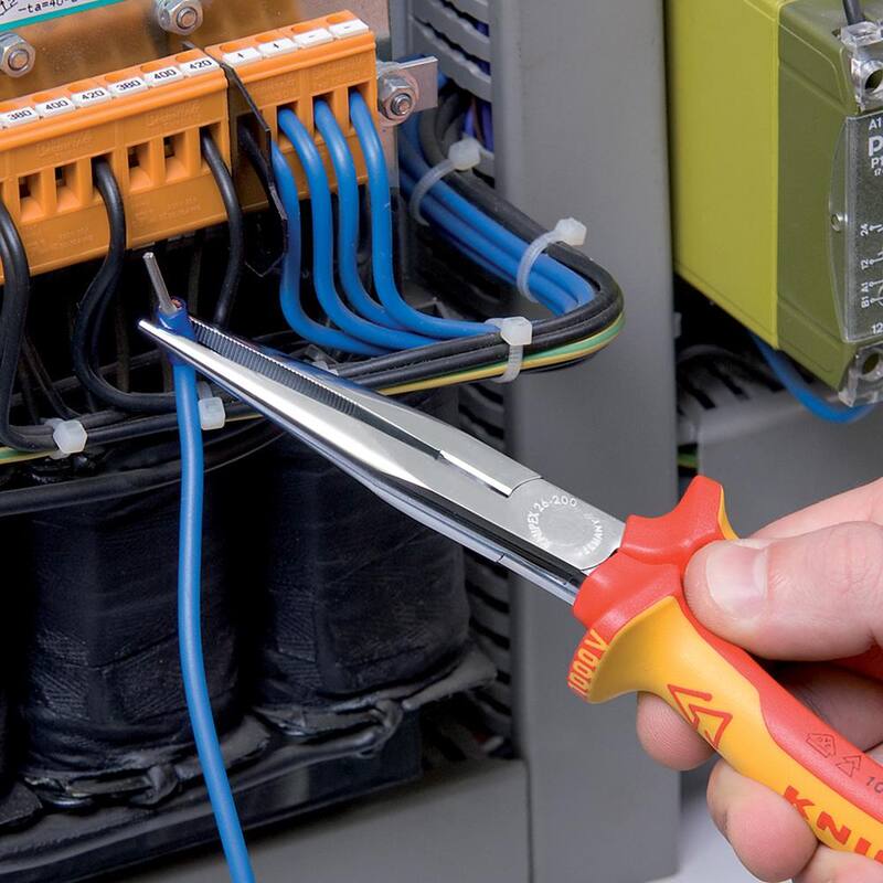KNIPEX 8 pulg. 1000-Volt Aislado de Nariz Larga con Cortador y Recubrimiento de Cromo en Rojo/Amarillo - 26 16 200