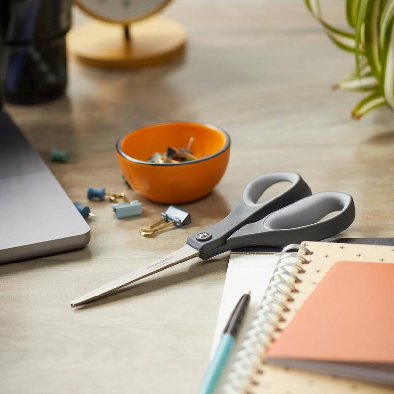 Tijeras Fiskars Everyday de 8 pulgadas con recubrimiento de titanio antiadherente y SoftGrip - 1067268