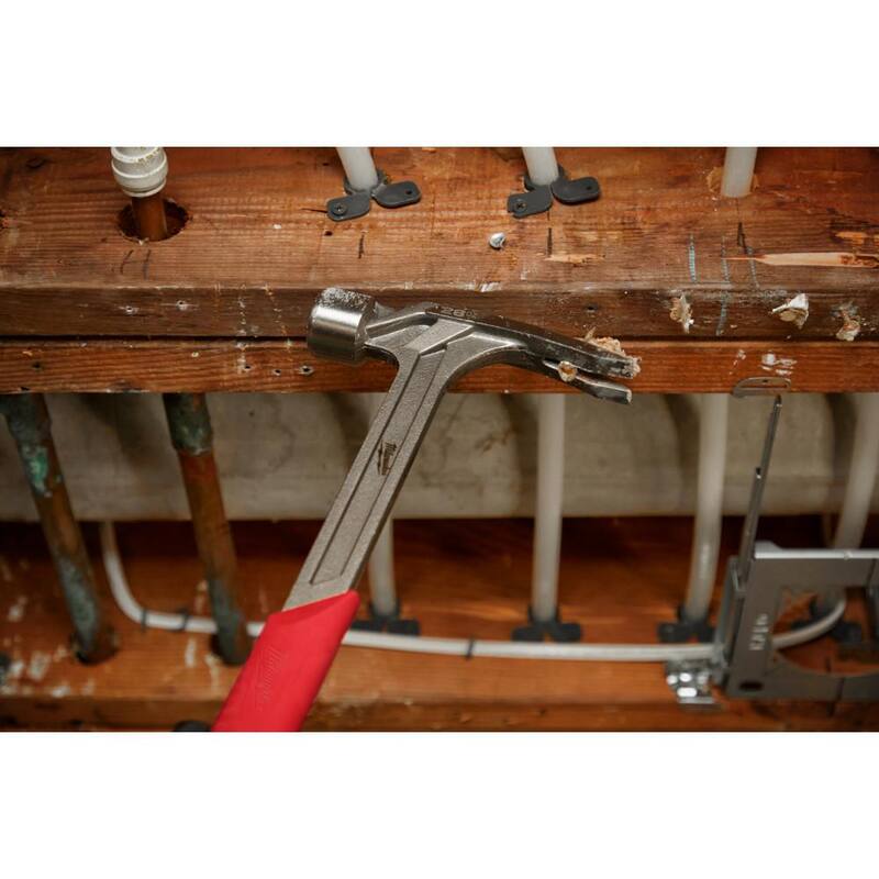 Martillo de armazón con cara ranurada de 28 oz. de Milwaukee con barra de palanca de 12 pulgadas - 48-22-9029-48-22-9034