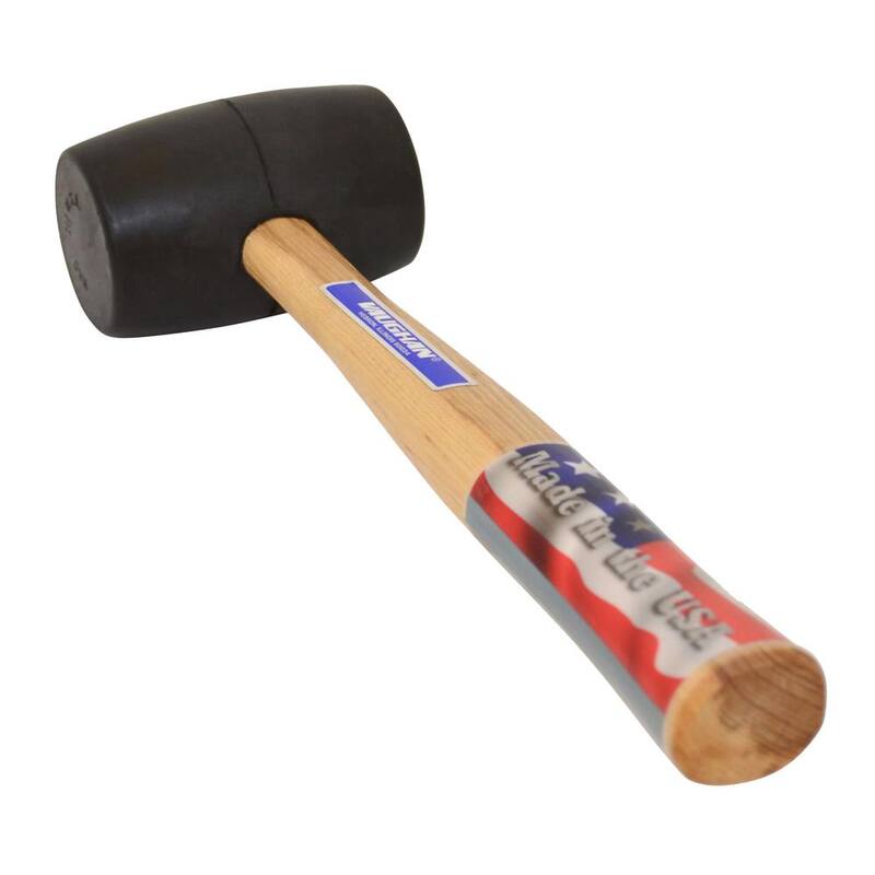 El titulo traducido al español sería: Martillo de goma negro Vaughan de 20 oz. con mango de madera dura de 13 pulgadas - RM2B