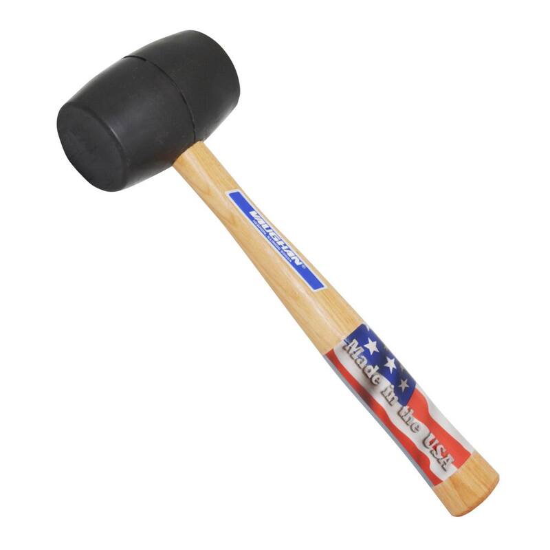 El titulo traducido al español sería: Martillo de goma negro Vaughan de 20 oz. con mango de madera dura de 13 pulgadas - RM2B