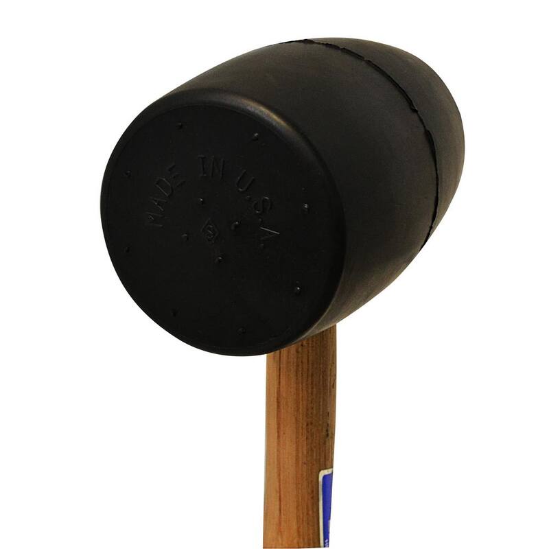 El titulo traducido al español sería: Martillo de goma negro Vaughan de 20 oz. con mango de madera dura de 13 pulgadas - RM2B