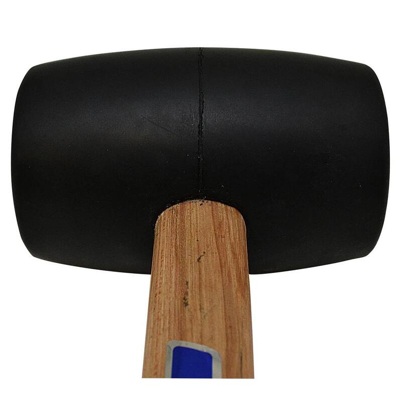 El titulo traducido al español sería: Martillo de goma negro Vaughan de 20 oz. con mango de madera dura de 13 pulgadas - RM2B