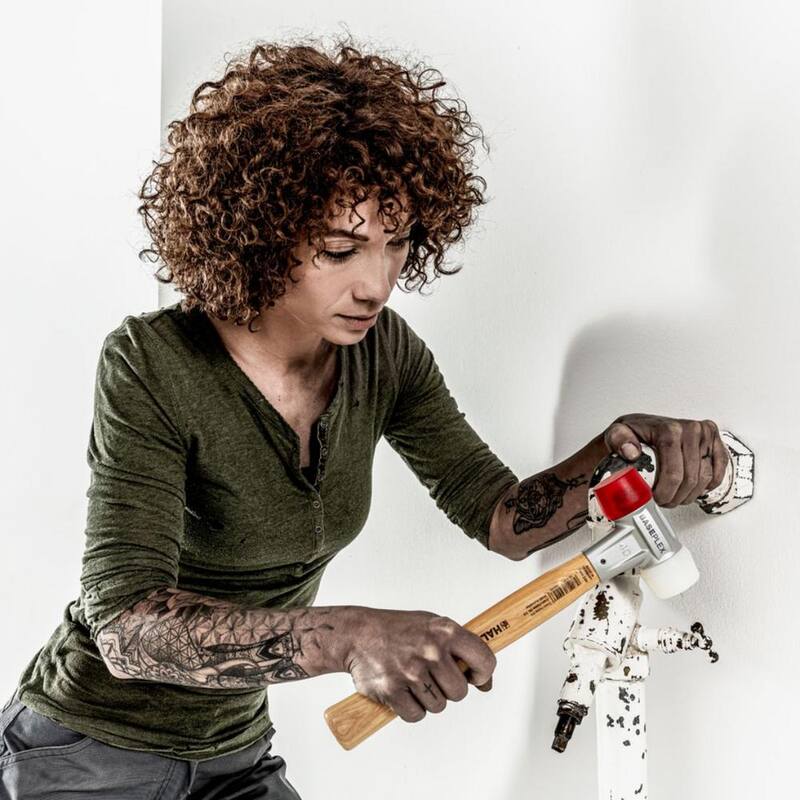 Baseplex Halder 18 oz. Mazo con carcasa de zinc fundido a presión, mango de madera dura, cara de plástico rojo y cara de nylon blanco - 3968.040