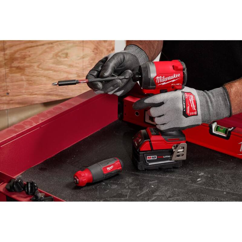 Desarmador multi-bit de 14 en 1 de Milwaukee con puntas de impacto SHOCKWAVE - 48-22-2915