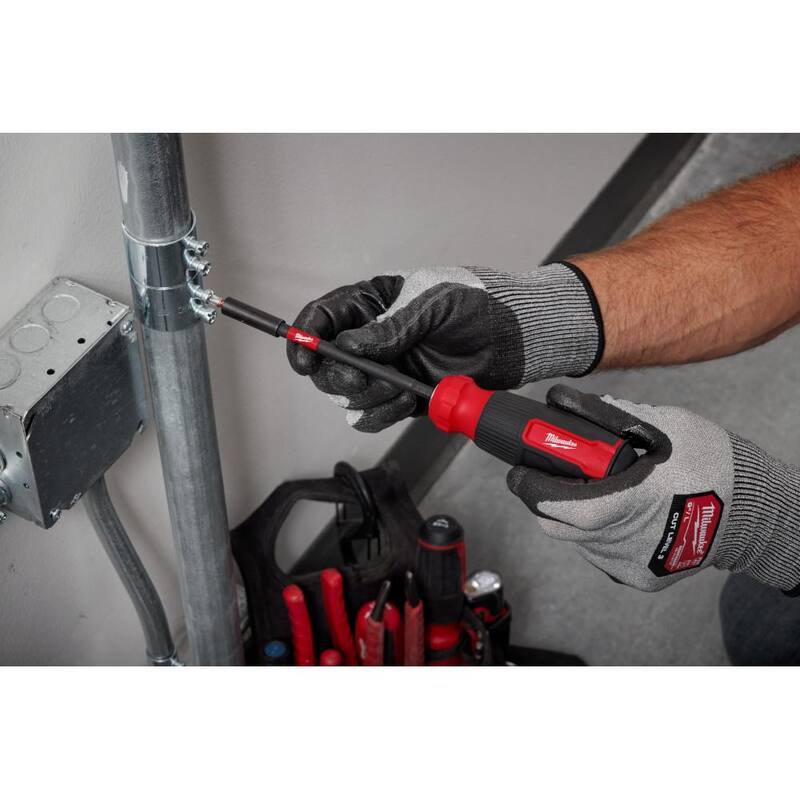 Desarmador multi-bit de 14 en 1 de Milwaukee con puntas de impacto SHOCKWAVE - 48-22-2915