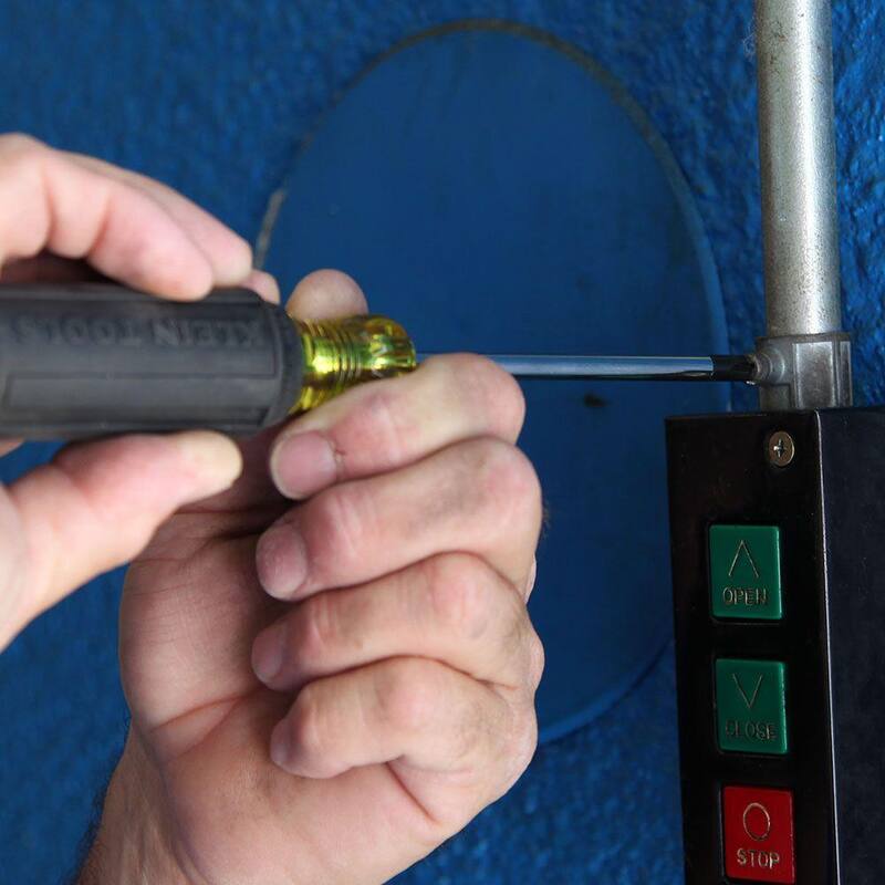 Destornillador de punta combinada #2 de Klein Tools con mango de agarre acolchonado y punta redonda de 4 pulgadas - 7324