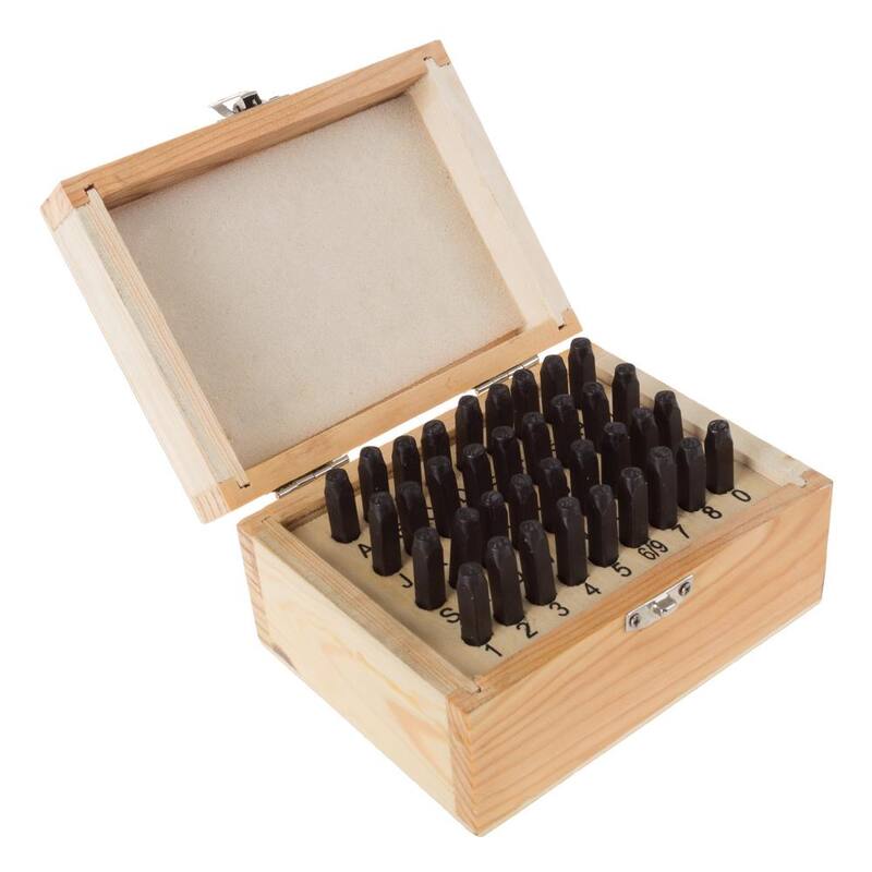 Juego de 36 punzones de letras y números de acero con estuche de madera.