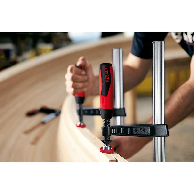 Sargento de barra de la serie TG de BESSEY de 24 pulgadas con mango de plástico compuesto y 4 pulgadas de profundidad de garganta - TG4.024+2K