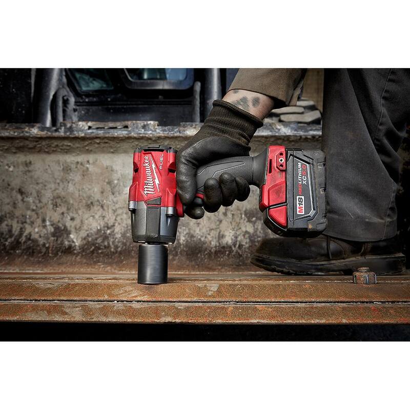Milwaukee M18 FUEL 18V Lithium-Ion Brushless Martillo Rotativo SDS-Plus inalámbrico de 1-1/8 pulgadas con llave de impacto de 1/2 pulgadas - 2915-20-2962-20