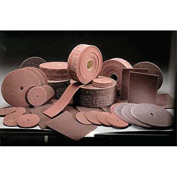 Rollo abrasivo Scotch-Brite, 4" de ancho x 30 pies de largo, óxido de aluminio, paquete de 3 - 61500137742